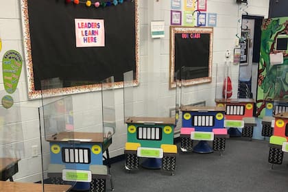 Dos maestras en Florida convirtieron los pupitres en autitos para que los niños respeten el distanciamiento social dentro del aula