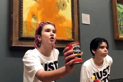 Dos manifestantes arrojaron sopa enlatada contra “Los girasoles” de Vincent Van Gogh en la Galería Nacional de Londres el 14 de octubre de 2022