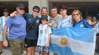 Dos matrimonios de Olavarría estaban de vacaciones en Los Ángeles con sus hijos y armaron el plan de presenciar el partido Argentina-Canadá en Atlanta