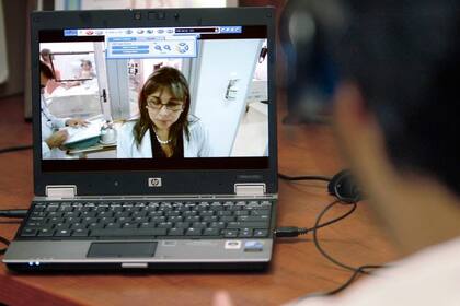 Dos médicos se mantienen conectados con una videollamada entre Pittsburgh, Estados Unidos, y Cali, Colombia