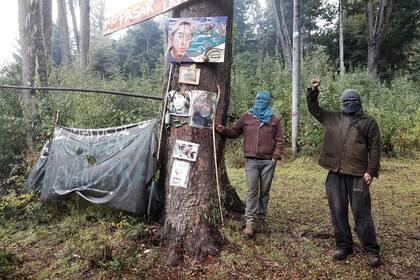 Dos miembros del Movimiento Puel Mapu en Villa Mascardi, donde mataron a Nahuel. “Acá venimos a habitar”, dicen. “Vivimos, morimos y nos vamos.”
