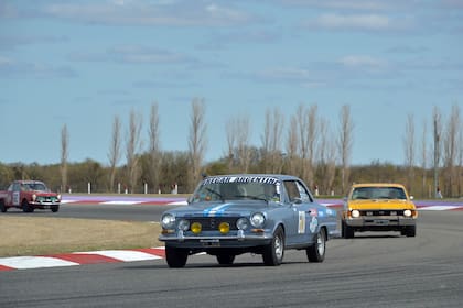 Dos modelos emblemáticos del automovilismo argentino circulan un autódromo, el de San Luis, pero en versión totalmente de calle y sin correr a fondo: son la cupé Torino 380 de 1971 que ocupan Manuel Campa e Ignacio Sojo y la Chevy de 1975 de Daniel Dassieu Blanchet y Orlando Brugnoli, llevada en camilla desde Comodoro Rivadavia, Chubut.