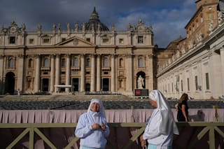 Los fieles se reúnen para dar la bienvenida al papa León para la bendición dominical tras su cirugía