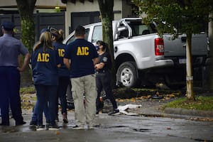 Dos motochorros asaltaron a un hombre que salía del banco, este los persiguió con su camioneta y los atropelló. Uno de los ladrones murió en el acto. Fue en el barrio de Fisherton, en el oeste de la ciudad de Rosario