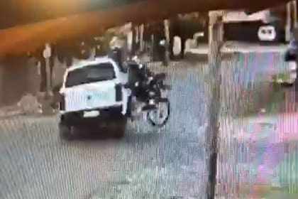 Dos motochorros escapaban tras cometer un robo y chocaron contra un patrullero