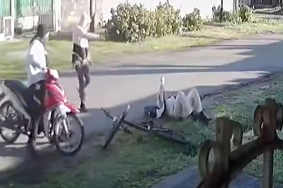 Dos motochorros le robaron la bicicleta a un joven y le dispararon en Los Hornos
