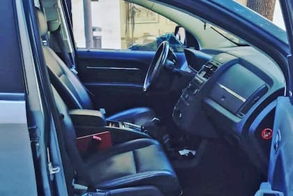 Motochorros rompieron las cuatro ventanillas de una camioneta en pleno barrio de Retiro para robar un bolso que el conductor llevaba en el interior del rodado