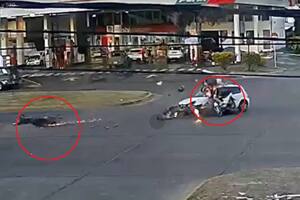 Dos motos se accidentaron luego de que un auto dobló hacia la izquierda y dieron contra su trompa