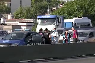 Habló el conductor que trasladaba a la pareja que se peleó en plena autopista y dio detalles de lo que pasó