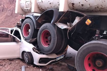 Dos muertos en un violento choque ocurrido en la ruta 7: un auto quedó bajo las ruedas de un camión.