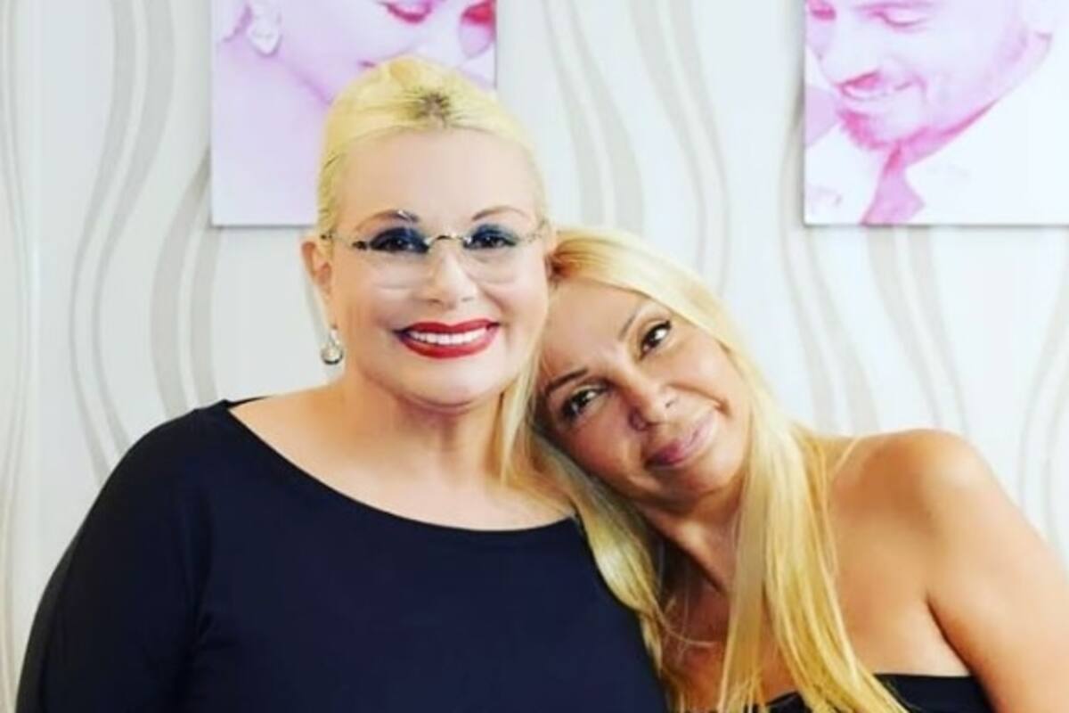 Dos mujeres abrazadas