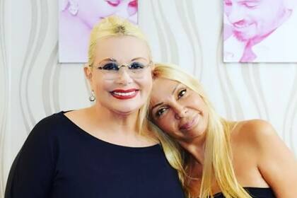 Dos mujeres abrazadas