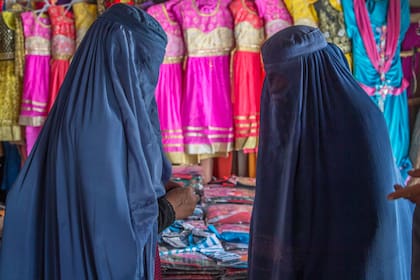 Dos mujeres con burkas, en Afganistán
