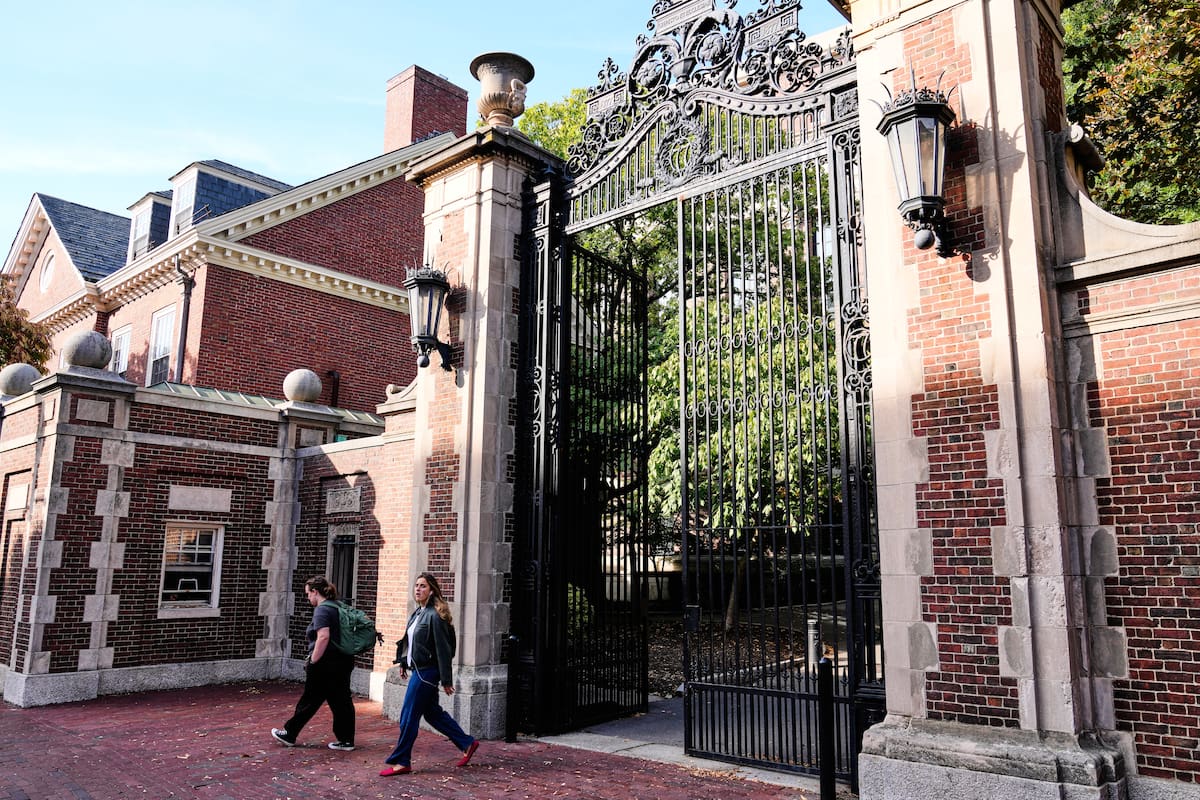 Dos mujeres cruzan una puerta en el jardín Harvard, en Cambridge, Massachusetts
