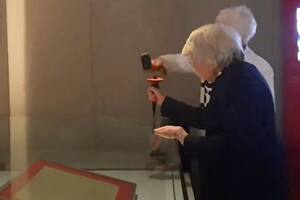 A golpe de martillo, dos ancianas intentan romper la caja que protege la Carta Magna