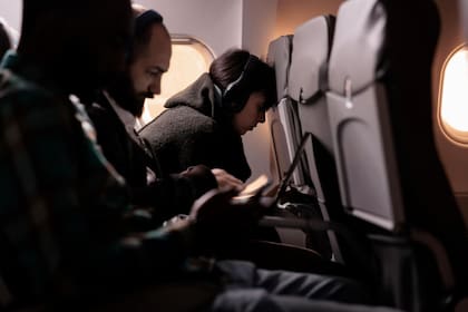 Dos mujeres fueron presuntamente agredidas por un pasajero alcoholizado, en un vuelo de Nueva York a Atenas, Grecia (imagen ilustrativa, no pertenece a los hechos)