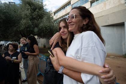 Dos mujeres israelíes se abrazan tras el anuncio de que Israel y Hamas han acordado un alto el fuego en Gaza, en Tel Aviv, Israel (Xinhua/Chen Junqing)