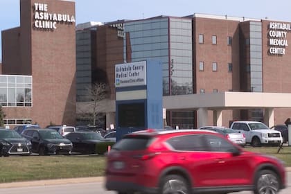 Dos mujeres llevaron a un hombre muerto a un banco para robarle su dinero y lo dejaron sin identificar en un hospital en Ohio