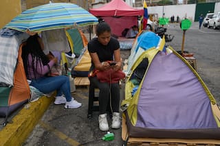 Dos mujeres lo arriesgaron todo para protestar por la detención de sus maridos en Venezuela