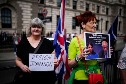 Dos mujeres protestan frente a las Casas del Parlamento, en Londres, el miércoles 6 de julio de 2022.