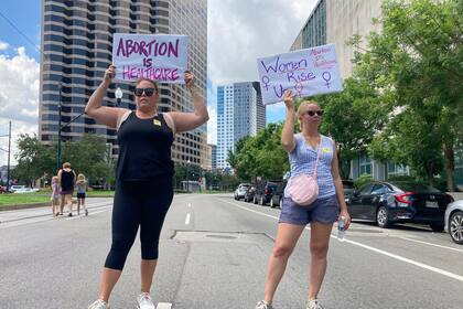 Dos mujeres se manifiestan en apoyo al acceso al aborto frente a una corte en Nueva Orleans el viernes 8 de julio de 2022. (AP Foto/Rebecca Santana)