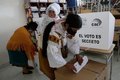 Dos mujeres votan en Cangahua, Ecuador, el 7 de febrero de 2021.
