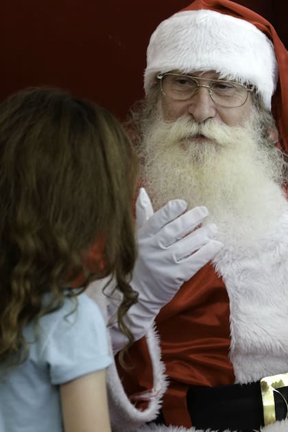Dos nenas le hacen sus pedidos a Papá Noel