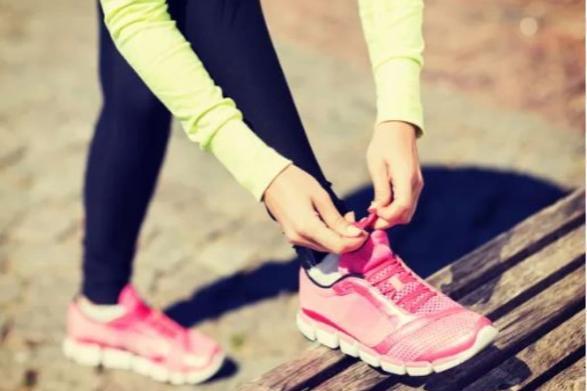 Dos neurólogos estadounidenses elaboraron un estudio acerca del comportamiento de una persona al no desatarse los cordones antes de sacarse las zapatillas