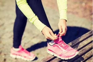 Dos neurólogos estadounidenses elaboraron un estudio acerca del comportamiento de una persona al no desatarse los cordones antes de sacarse las zapatillas