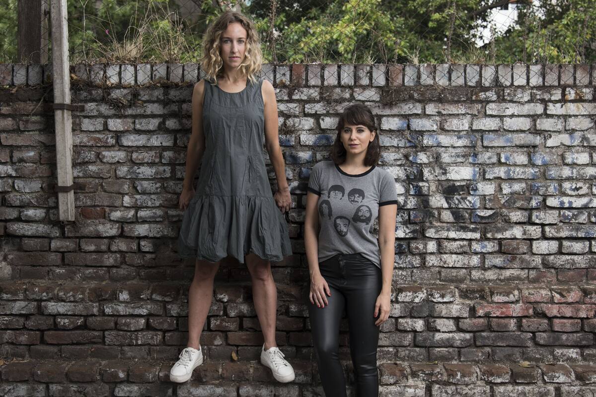 Dos nietas actrices, Belén Pasqualini y Julieta Cayetina, realizan sendas obras teatrales muy elogiadas en las que cuentan las vidas de sus abuelas; la primera, una gran científica, fundamental en la lucha contra la leucemia; la segunda, sobreviviente de siete campos de exterminio, incluido Auschwit