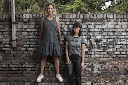 Dos nietas actrices, Belén Pasqualini y Julieta Cayetina, realizan sendas obras teatrales muy elogiadas en las que cuentan las vidas de sus abuelas; la primera, una gran científica, fundamental en la lucha contra la leucemia; la segunda, sobreviviente de siete campos de exterminio, incluido Auschwit