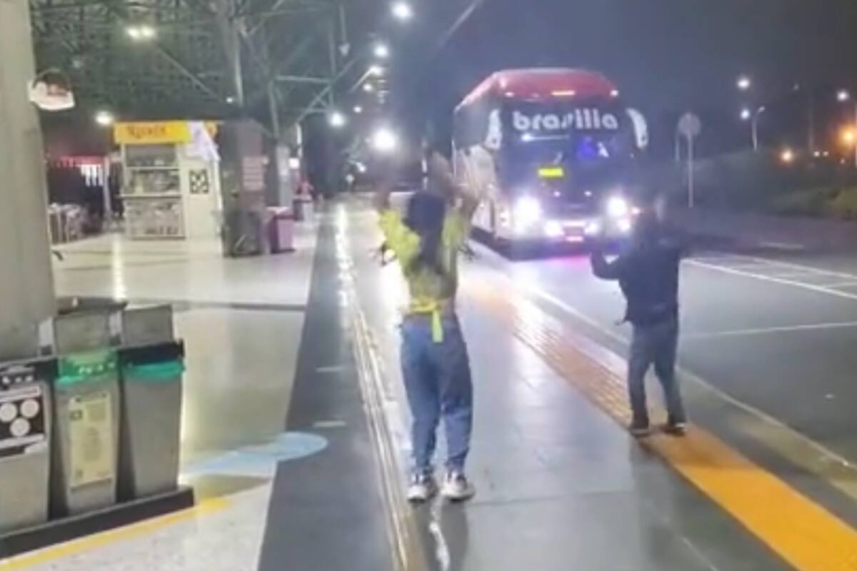 Dos niños esperaron a su papá para celebrar el Año Nuevo con él