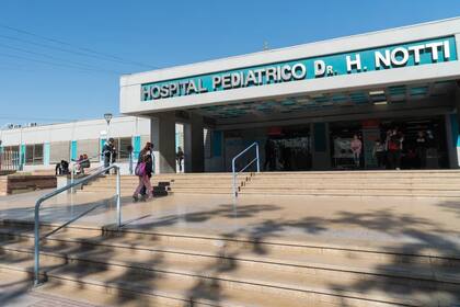 Dos niños fueron derivados al Hospital Notti, Mendoza, tras sufrir una descarga eléctrica