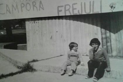 Dos niños sentados en la base del Monumento a la Confraternidad argentino-española, en la Plaza España de la ciudad de La Plata