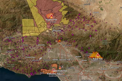 Dos nuevos incendios forestales en California obligaron a evacuar comunidades y cerraron rutas clave en Los Ángeles y Ventura