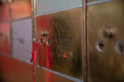 Dos objetos simbólicos de su infancia: una cajita de música y una foto dedicada de Shirley Temple estaban en la #CajadelasLetras de Mario Muchnik