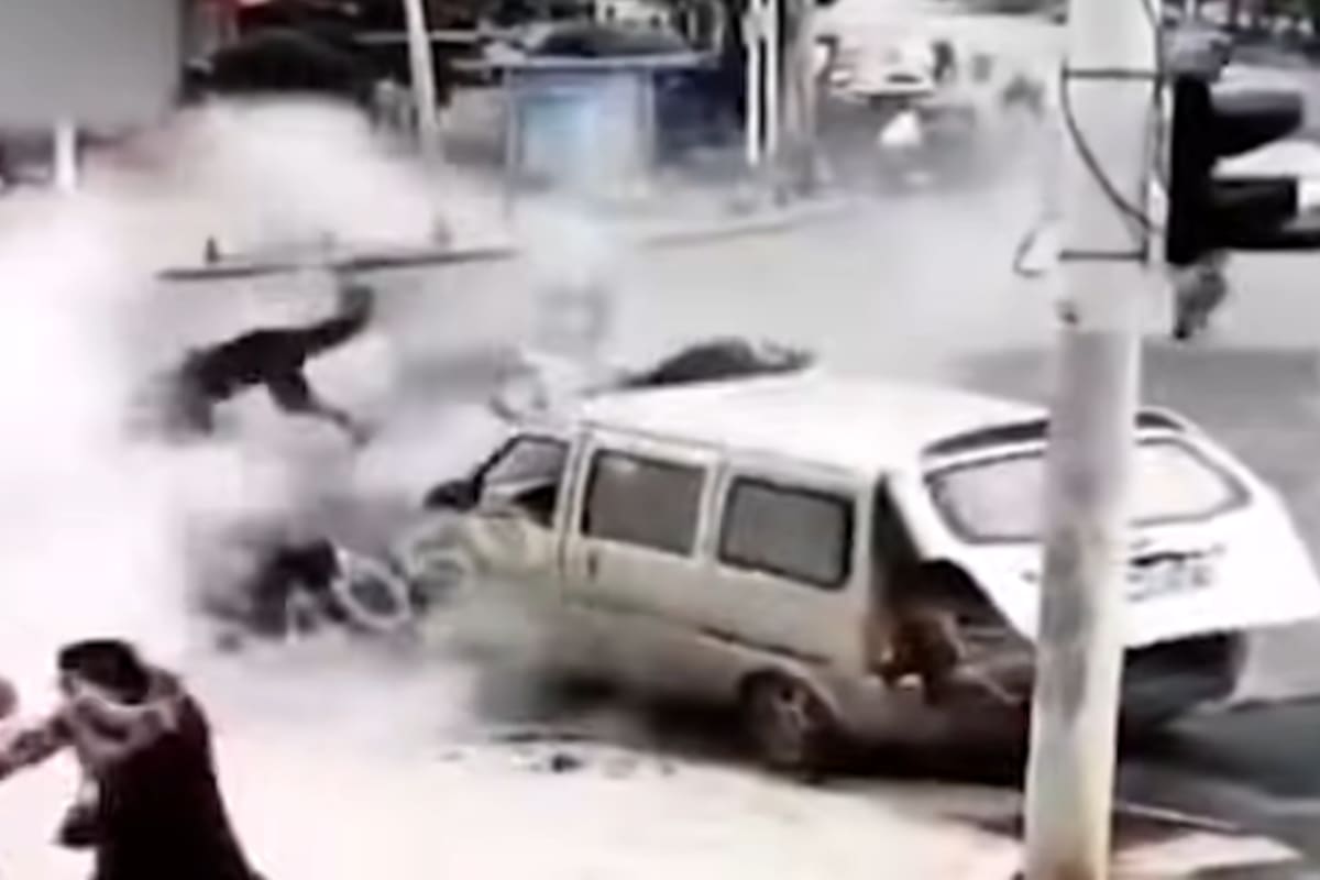 Dos obreros y un motociclista salvaron su vida de milagro cuando un fuerte estallido los levantó por el aire