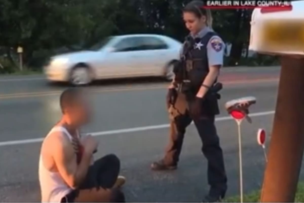 Dos oficiales acudieron a él al pensar que estaba ingiriendo sustancias en la vía pública, pero se llevaron la sorpresa de que en realidad tenía el corazón roto