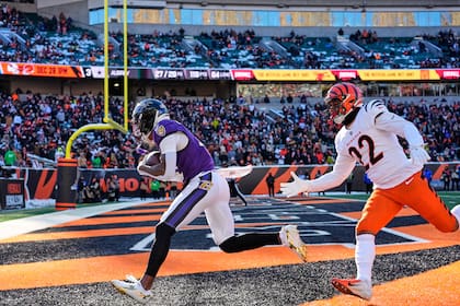 Dos pases de TD de Lamar Jackson y un pick-six impulsan a Ravens a vencer 24-0 a Bengals