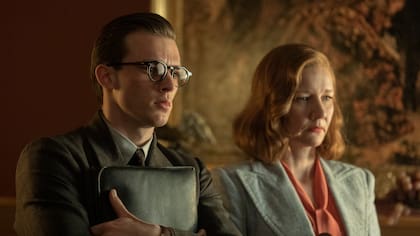Dos personajes de ficción, uno británico, el otro alemán, entrelazan sus destinos con los de Europa en el contexto de los Acuerdos de Múnich de 1938.