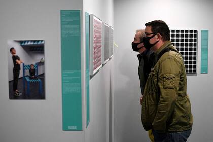 Dos personas con barbijos visitaban ayer el Museo de la Ilusión, en París, mientras Francia aliviaba las medidas preventivas para frenar la propagación de la pandemia