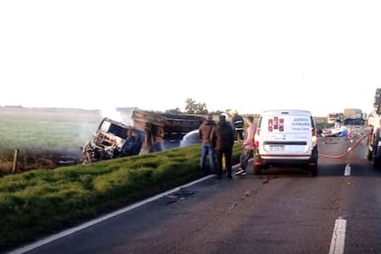 Dos personas fallecieron al chocar una ambulancia y un camión en la ruta 33 al sur de Santa Fe.