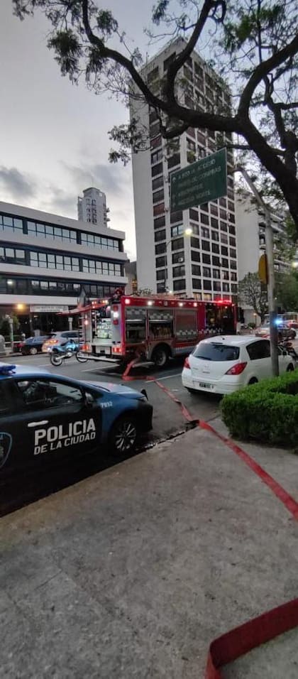 Dos personas fueron trasladadas al Hospital Fernández por inhalación de humo