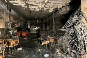 Dos personas han muerto esta noche del viernes y otras diez han resultado heridas en un incendio ocurrido en un restaurante Burro Canaglia de gastronomía italiana situado en la madrileña Plaza de Manuel Becerra.