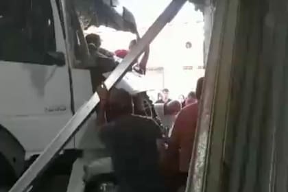 Dos personas heridas en Florencio Varela: un camión se incrustó de lleno en una carnicería