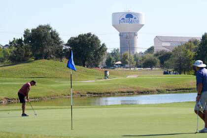 Dos personas juegan golf el viernes 4 de octubre de 2024, en Flower Mound, Texas. (AP Foto/LM Otero)
