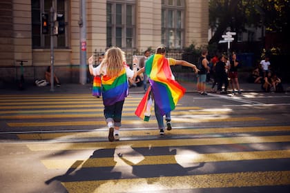 Dos personas participan en la marcha del Orgullo Gay en Zurich, Suiza, el 4 de septiembre de 2021. Los votantes suizos habrían aprobado el matrimonio entre parejas del mismo sexo, según un referendo del 26 de septiembre de 2021. (Michael Buholzer/Keystone via AP, archivo)
