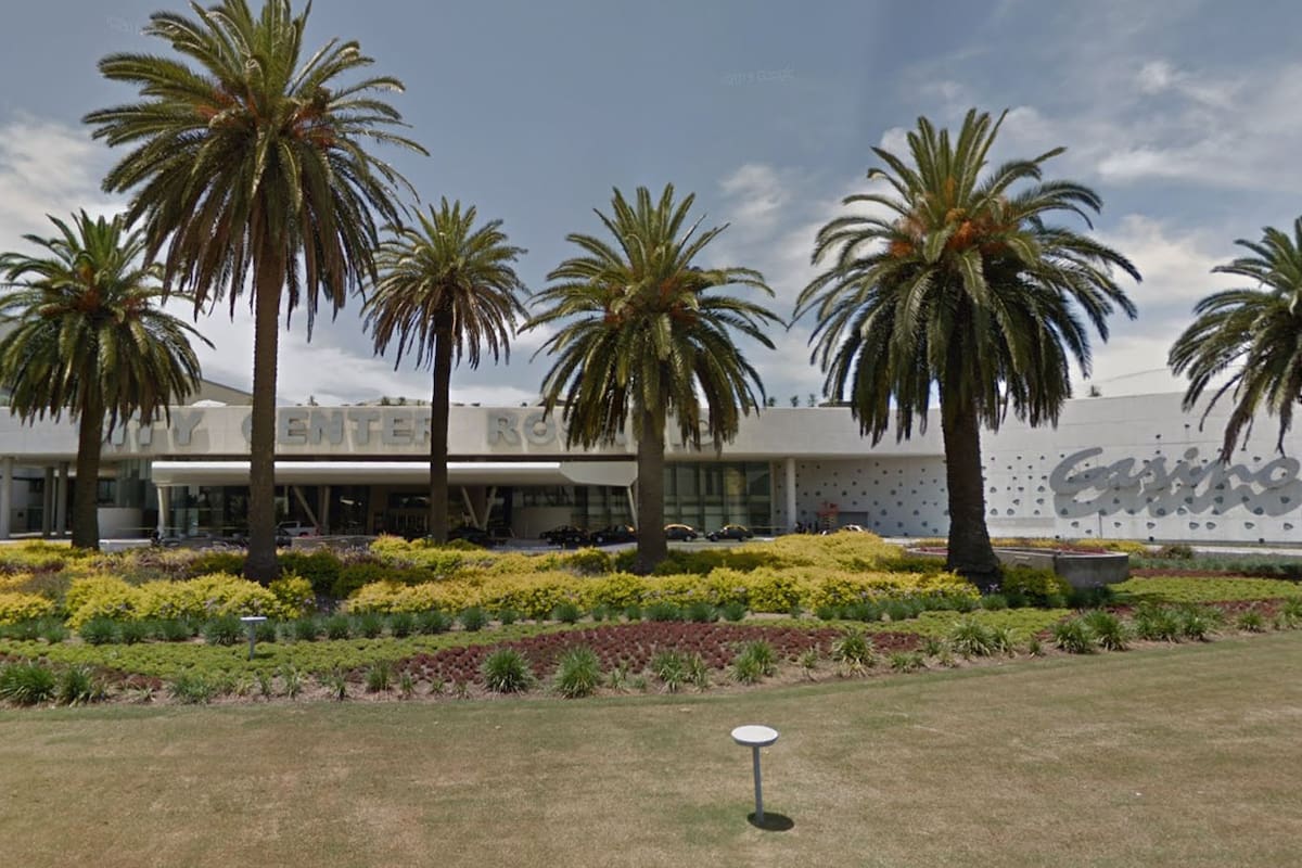 Dos personas que se movían en moto dispararon contra el lugar; el herido está grave