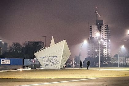 Dos personas realizaron el grafiti sobre el Barquito de Papel