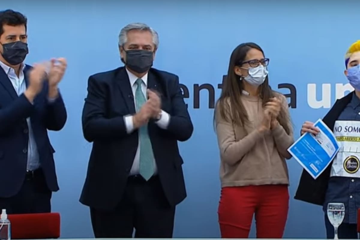 Dos personas se manifestaron en el acto en contra del anuncio del presidente Alberto Fernández